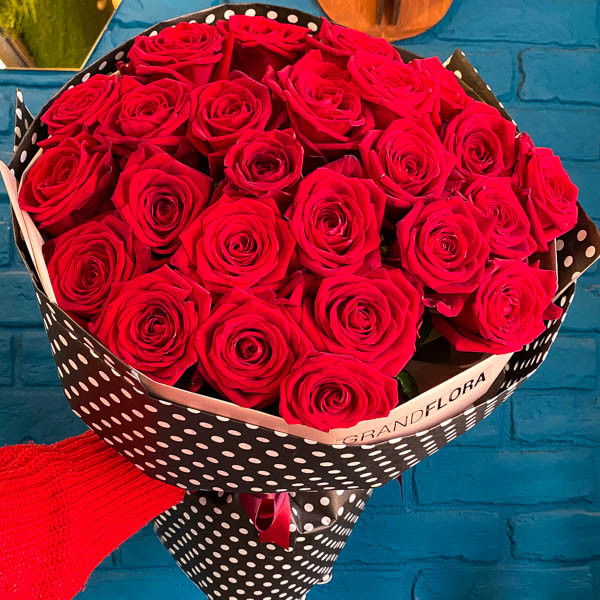 Букет из красных роз в крафтовом оформлении 60 см